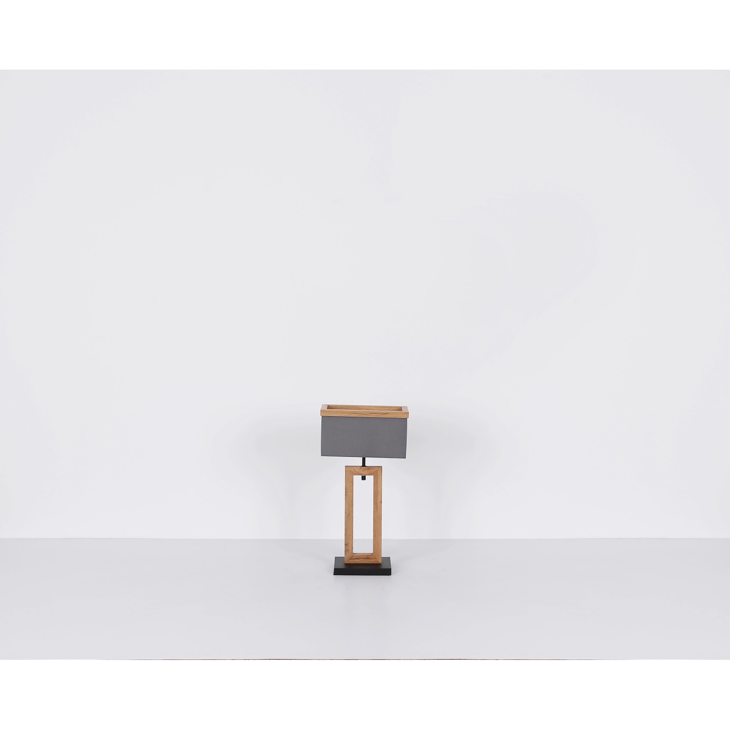 Globo Design-Tischlampe Ossi, schwarz matt mit Holz- und Textil-Akzenten.