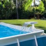 Intex Multi-Color LED Wasserfall am Poolrand mit Wasserlauf.