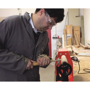 Mann drechselt Holz mit Einhell Drechselbeitel an einer Drechselmaschine.
