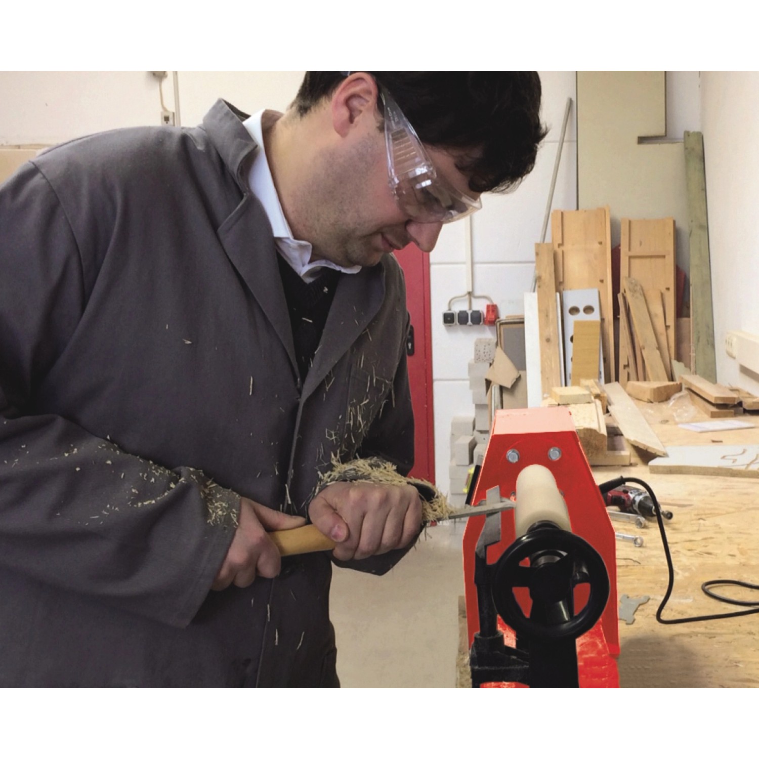 Mann drechselt Holz mit Einhell Drechselbeitel an einer Drechselmaschine.