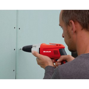 Einhell Trockenbauschrauber TH-DY 500 E in Nutzung an einer Wand.