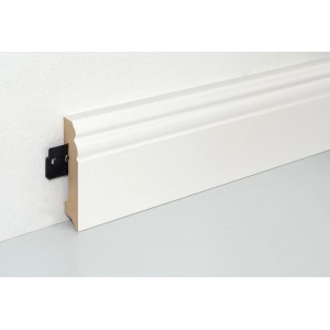 Weiße FN Neuhofer Sockelleiste FU089L aus MDF mit Clip-Montage an Wand.