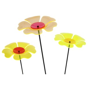 Drei bunte Deko-Gartenstecker in Mohnblumenform, ca. 95 cm hoch.