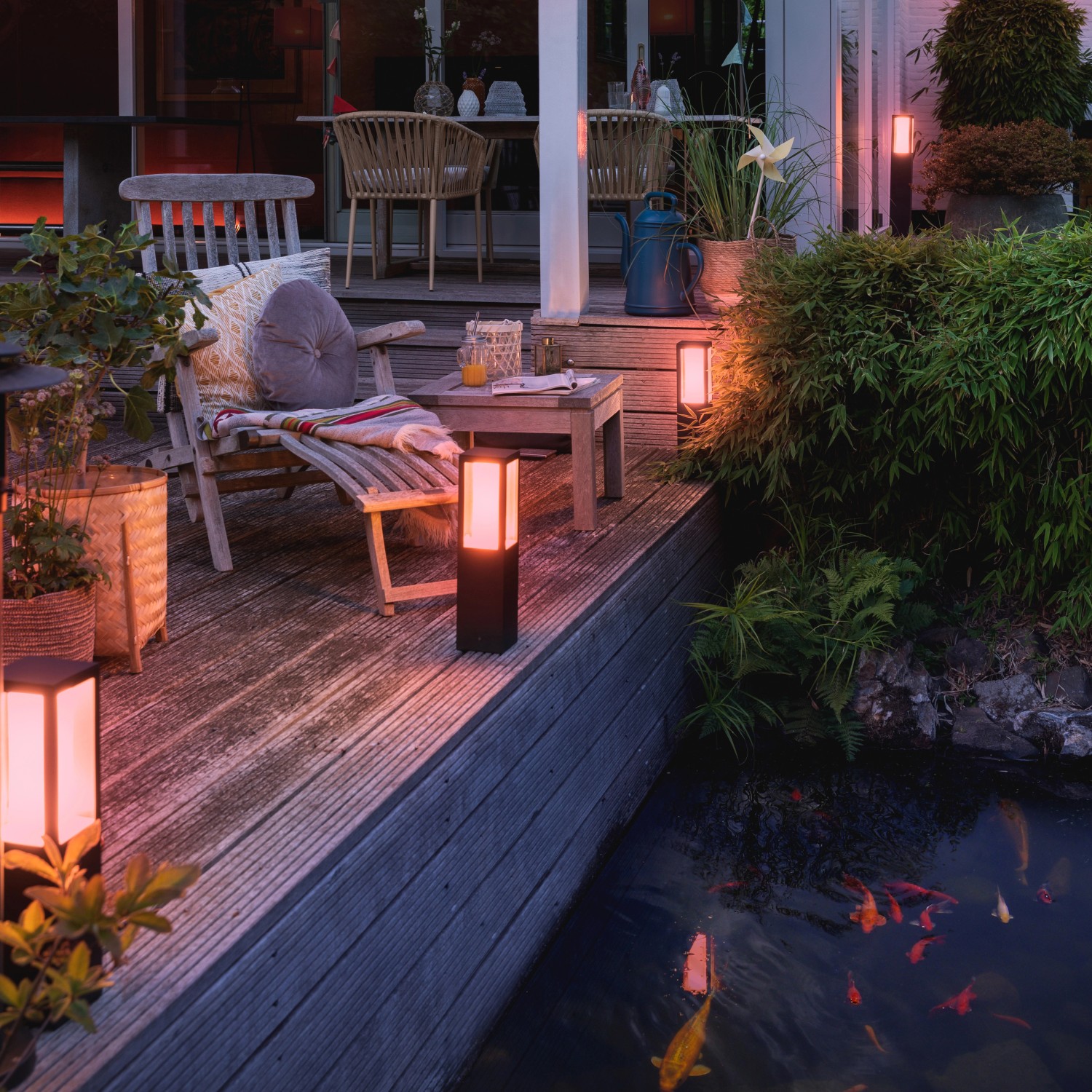 Philips Hue Impress Sockelleuchte, smarte Gartenbeleuchtung mit Farbwechsel für stimmungsvolles Licht.