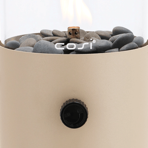 Cosi Tisch-Gaslaterne Sandy Beige mit Flamme, Kieselsteinen und Regler. Terrassenheizstrahler aus Metall und Glas.