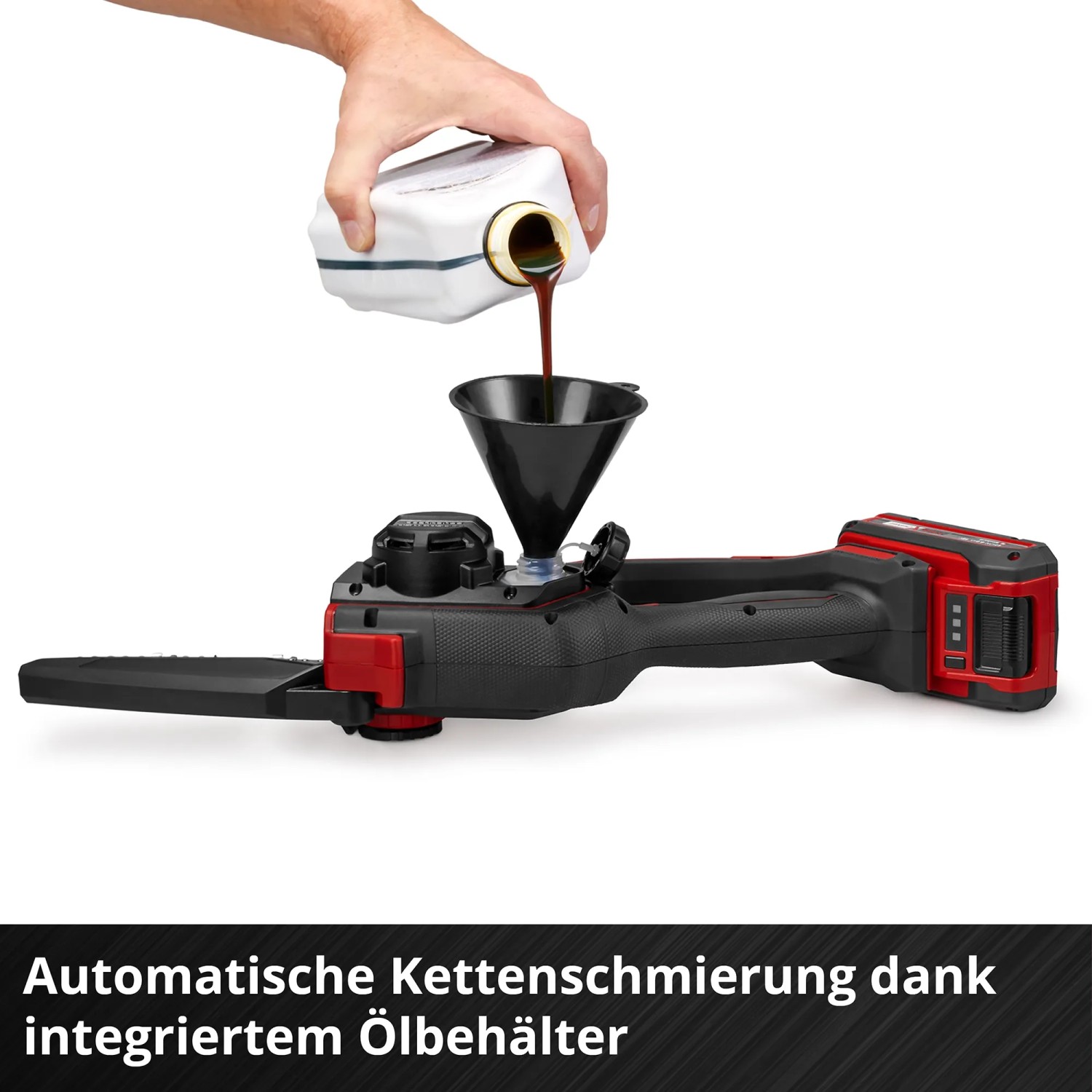 Einhell Akku-Astkettensäge: Öl wird in die Kettensäge mit Trichter eingefüllt.
