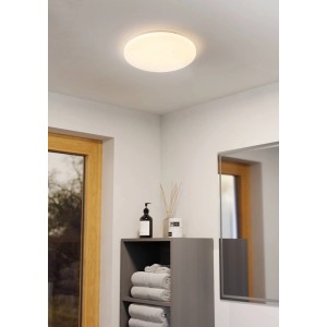 Weiße, runde Eglo LED-Deckenleuchte Pogliola-E, 26 cm Durchmesser, montiert an einer Decke in einem Badezimmer.