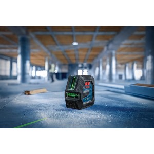 Bosch Professional GLL 20-22 G Linienlaser mit Stativ auf Baustelle, grüne Laserlinie sichtbar.