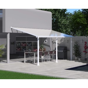 Weiße Palram Canopia Olympia Terrassenüberdachung 3x5.5 m mit klarem Dach über Sitzgruppe und Grill.