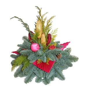 Urnengrabgesteck mit Nobilistanne, pinkfarbener Kugel und Dekorationen für Gedenktage.