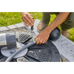 Gardena Schwimmende Absaugung: Montage des Filters mit Schraubenzieher. Zubehör für Pumpen & Hauswasserwerke.