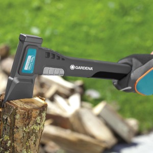 Gardena Spaltaxt 1600S beim Holzspalten. Axt mit grauer Klinge und Griff.