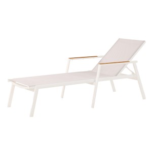 Best Sonnenliege Paros, sandfarben, mit Aluminiumgestell und Teakholz-Armlehnen.