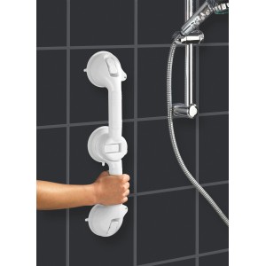 Wenko Wandgriff Secura Trio mit Ampelfunktion, weiß, an Badezimmerwand mit Hand befestigt.