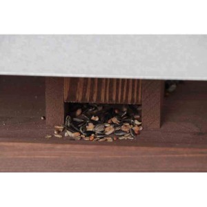 Detailaufnahme: Siena Garden Vogelhaus aus Kiefer mit Vogelfutter.