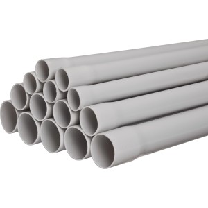 Stapel hellgraue, starre Isolierrohre (3 m, EN 20) für die Aufputzmontage im Innenbereich.