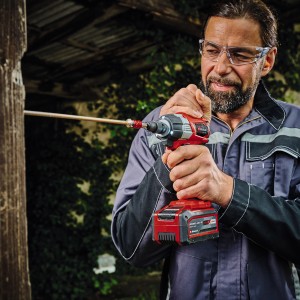 Einhell Akku-Schlagschrauber TP-CW 18 Li BL-Solo beim Schrauben in Holz.