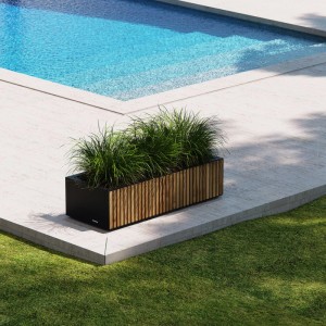 Rechteckiger Herstera Garden Pflanzkübel Deco Planter Xic Wood M mit Holzverkleidung und Bepflanzung.