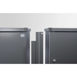 Verbindungsstück für zwei dunkelgrau-metallic Mülltonnenboxen zur Abdeckung des Spalts.