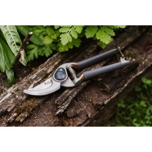 Kent & Stowe Gartenschere Bypass Traditionell auf Holzstamm, ideal für präzise Schnitte im Garten.
