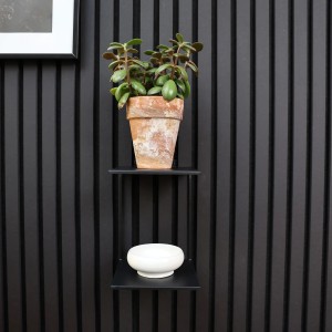 Schwarzes Denpanels Doppelregal mit Pflanze und Deko an Akustikpaneelwand.