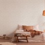 Helle Vliestapete mit Ethno-Muster in Weiß und Grau im Schlafzimmer.