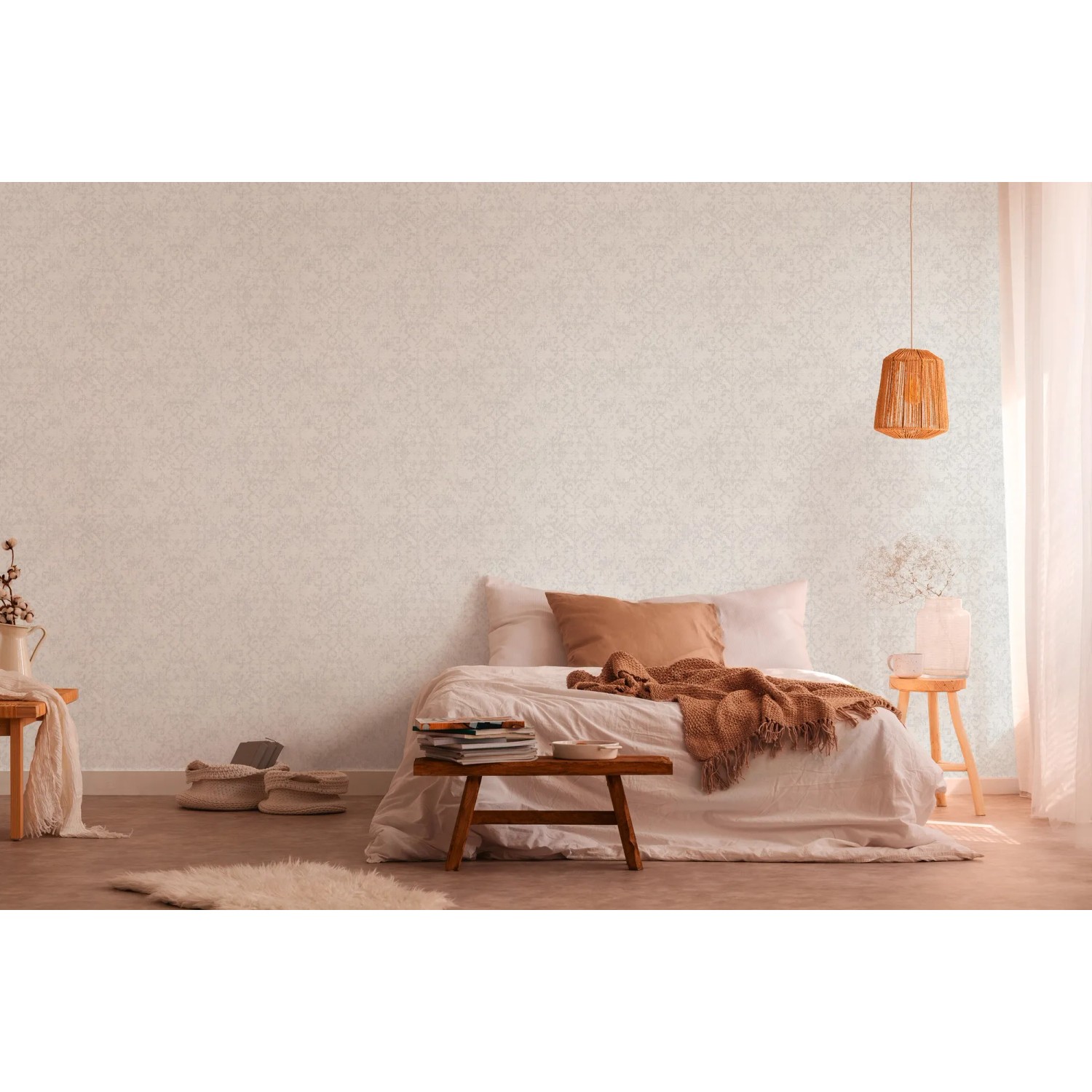 Helle Vliestapete mit Ethno-Muster in Weiß und Grau im Schlafzimmer.