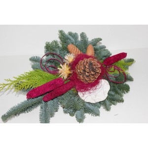 Grabstrauß Nobilis Erika, ca. 70 cm, mit Tannenzweigen, Zapfen und brombeerfarbener Deko.