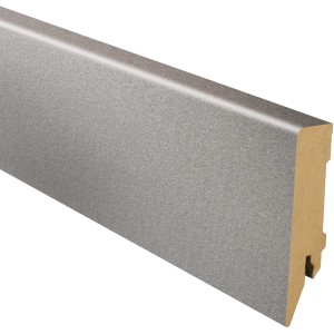 Sockelleiste MDF K80 in Edelstahloptik, 75 mm hoch, zur einfachen Montage.