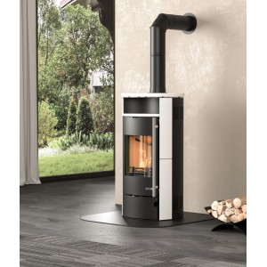 Accente Kaminofen Keramik 7 kW, moderner Zeitbrandofen in Schwarz-Weiß mit Holzscheiten im Brennraum.