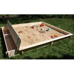 Großer, quadratischer Sandkasten Yanick aus Holz mit Sitz- und Staukasten, gefüllt mit Sand und Spielzeug.