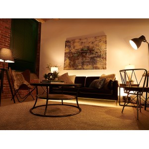 Osram E14 LED-Lampe, 9W, warmweißes Licht in Wohnraum-Szene.