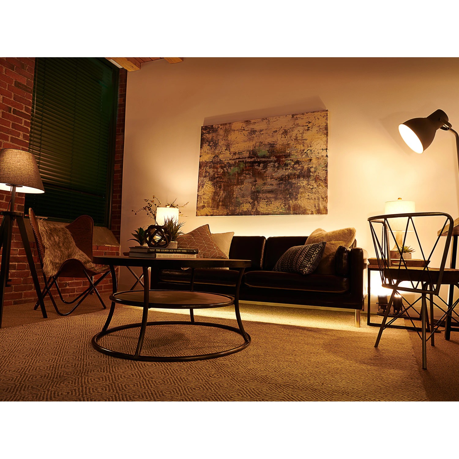 Osram E14 LED-Lampe, 9W, warmweißes Licht in Wohnraum-Szene.