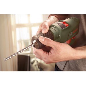 Bosch EasyImpact 600 Schlagbohrmaschine mit Tiefenanschlag in Verwendung.