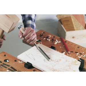 LUX Hohlbeitel 16mm Comfort in Nutzung mit Holzhammer und Werkbank.