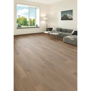 Verlegter Tilo Vinylboden Idaho Eiche im Wohnraum. Gebürstete Oberfläche, ungefast.