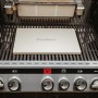 Enders Pizzastein, eckig, 40x30 cm, beige, auf einem Grill. Ideal für knusprige Pizza.