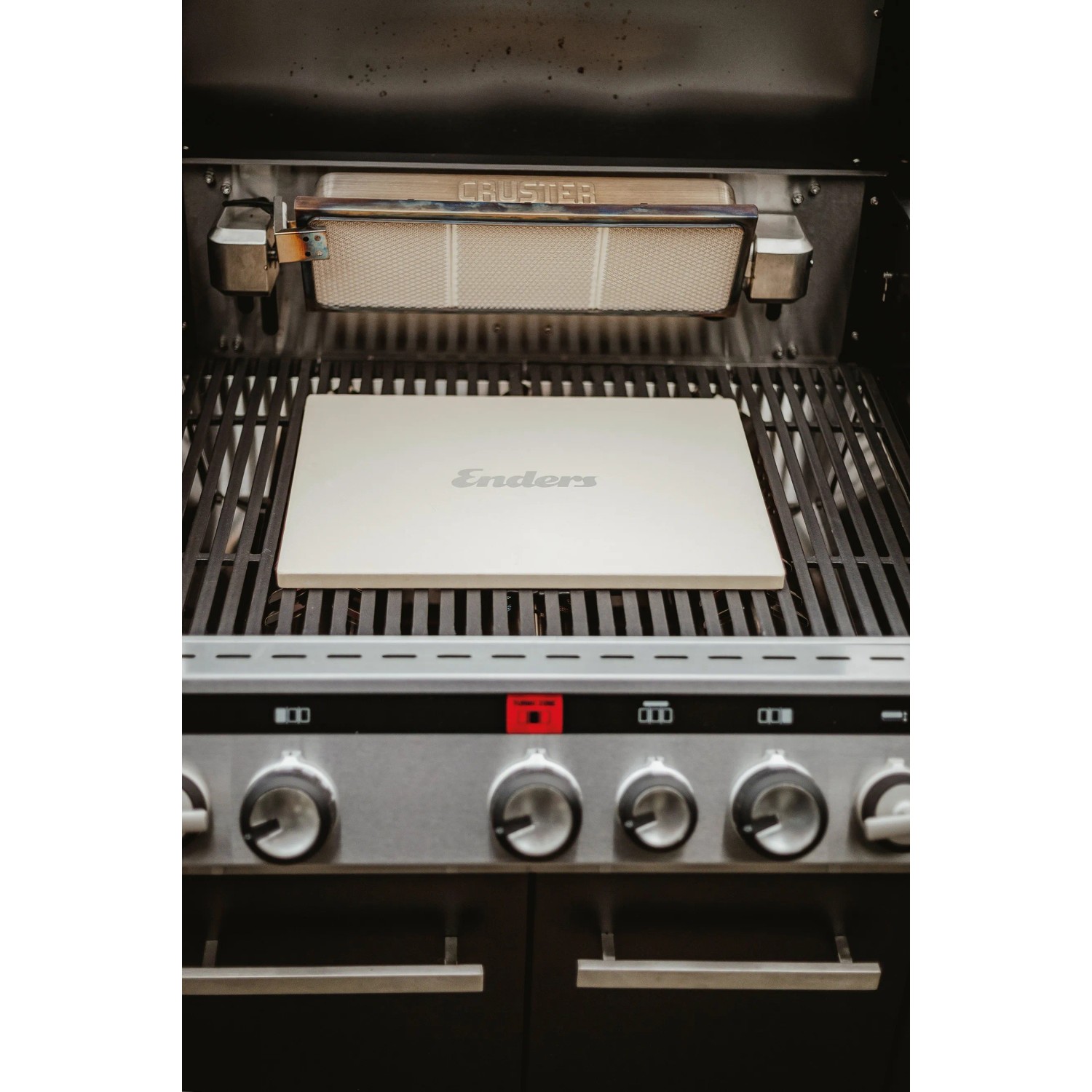 Enders Pizzastein, eckig, 40x30 cm, beige, auf einem Grill. Ideal für knusprige Pizza.