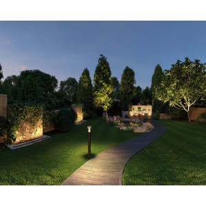 Paulmann Plug & Shine Controller im Garten, Teil eines Außenbeleuchtungssystems.