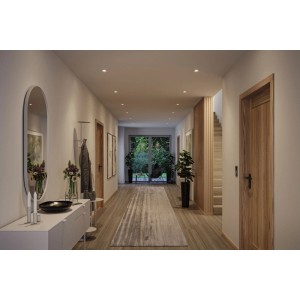 Paulmann Nova LED-Einbaustrahler GU10 Flat, weiß matt, beleuchtet modernen Flur mit warmweißem Licht.