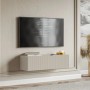 Selsey Veldio TV-Hängeboard 100 cm in Greige mit geriffelter Lamellenfront, schwebend unter TV im Wohnzimmer.