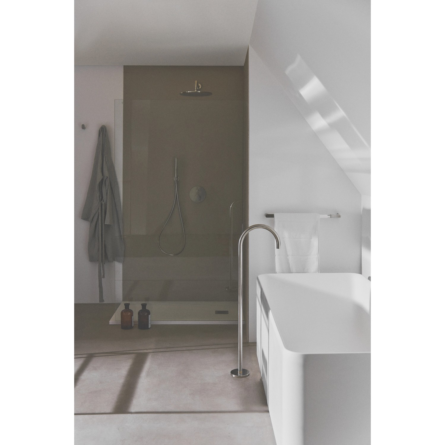 Ideal Standard Brausehalter Idealrain Atelier, Chrom, in moderner Badumgebung.