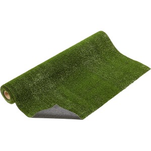 Gerollter grüner Kunstrasen, 1 m x 3 m, mit rutschfester Unterseite.