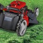 Einhell GC-PM 51/3 S HW-E Benzin-Rasenmäher in Rot und Schwarz auf Rasen.