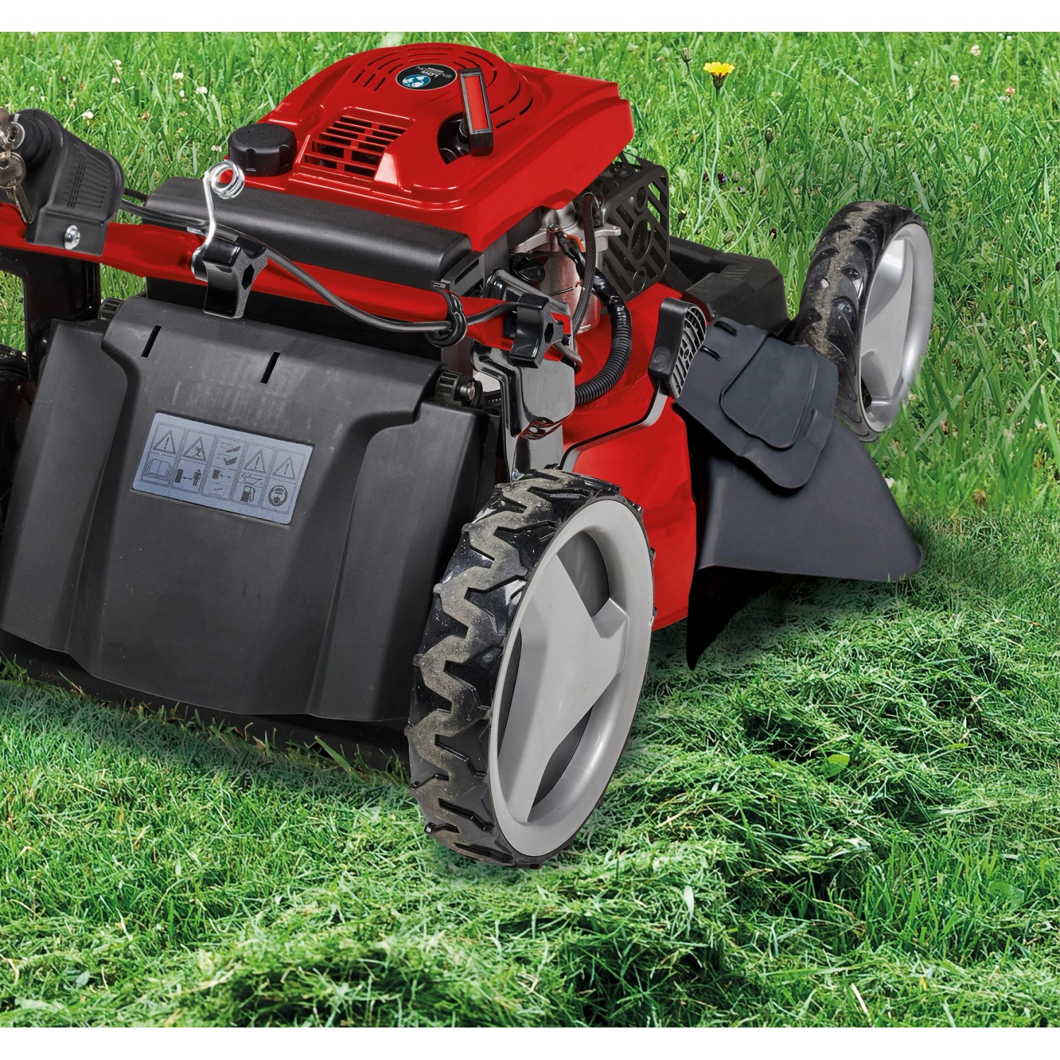 Einhell GC-PM 51/3 S HW-E Benzin-Rasenmäher in Rot und Schwarz auf Rasen.