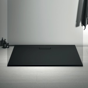Schwarze, rechteckige Ideal Standard Duschwanne Extraflach 120x80 cm im modernen Bad.