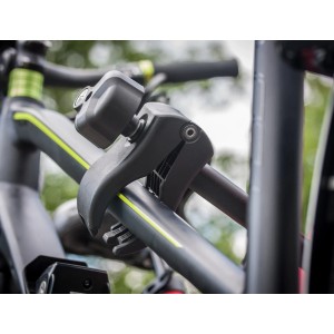 Detailaufnahme: Eufab Fahrradträger Premium, Rahmenhalterung am Fahrradrahmen befestigt.