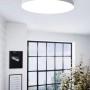 Weiße, runde LED-Deckenleuchte Turcona-Z von Eglo Connect im modernen Wohnraum.