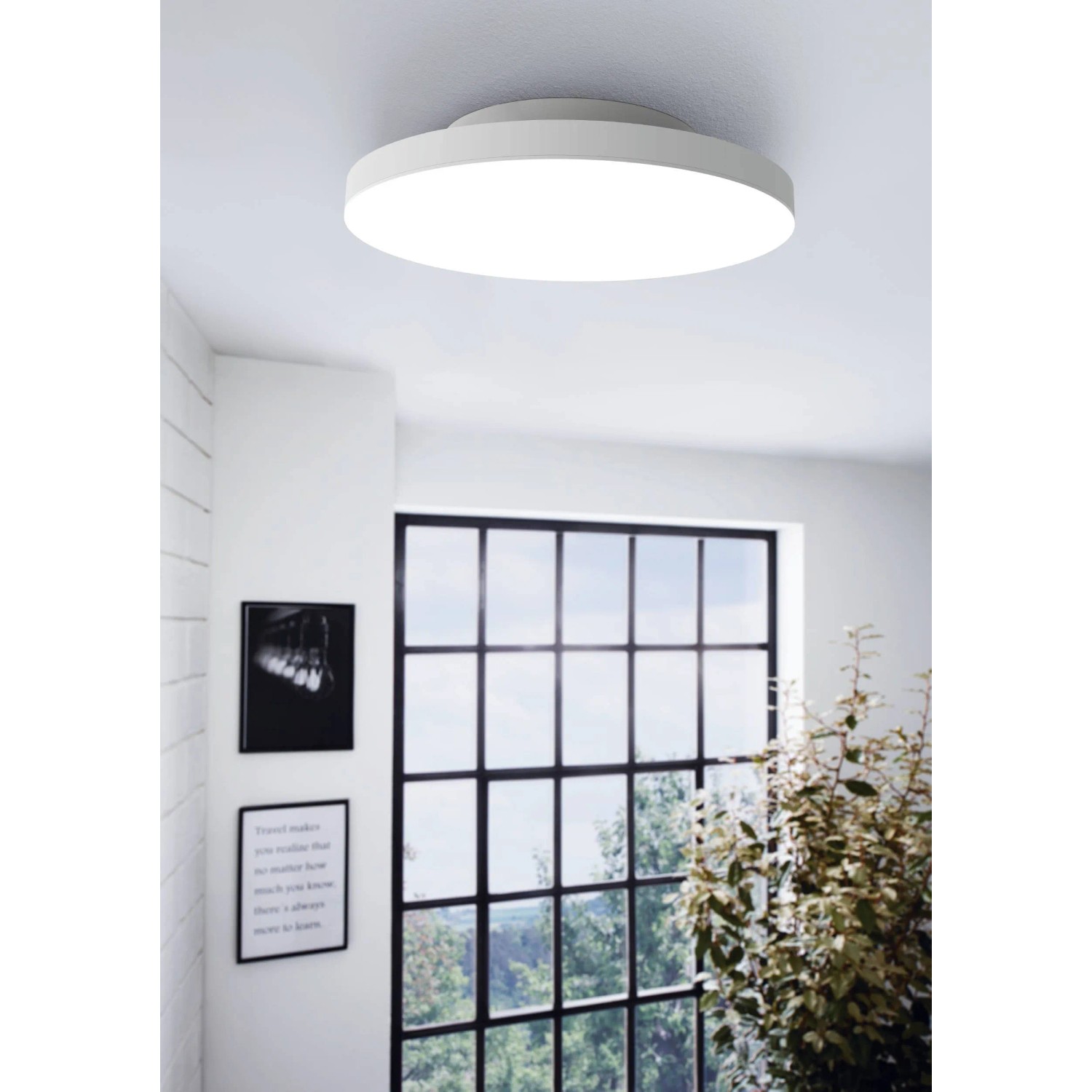 Weiße, runde LED-Deckenleuchte Turcona-Z von Eglo Connect im modernen Wohnraum.