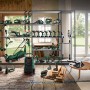 Bosch Akku-Werkzeuge: 18V Akku-Bohrhammer Uneo Maxx, Staubsauger, Rasenmäher und weitere Geräte im Regal.